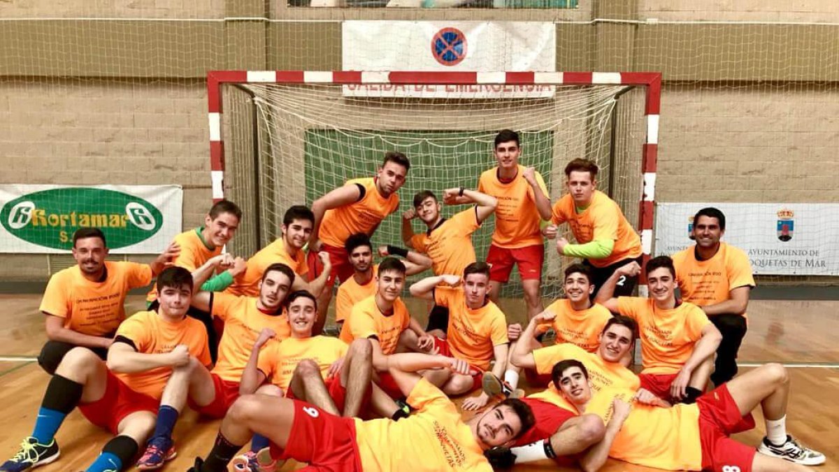 El equipo juvenil celebrando el ascenso.