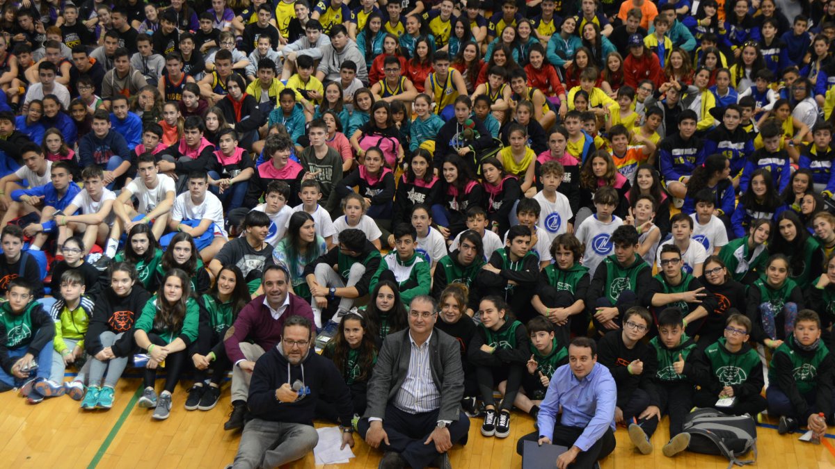 Foto de familia con los equipos participantes.