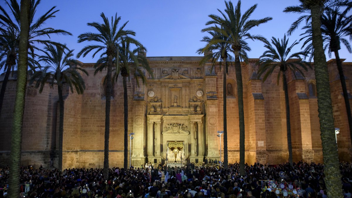 Impresionante salida de Nuestra Señora del Amor y de la Esperanza, al anochecer, con una Plaza de la Catedral abarrotada.