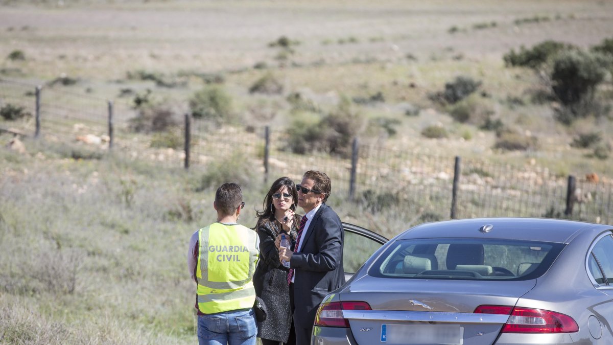 Los abogados Beatriz Gámez y Esteban Hernández Thiel en el registro de la finca de Rodalquilar.