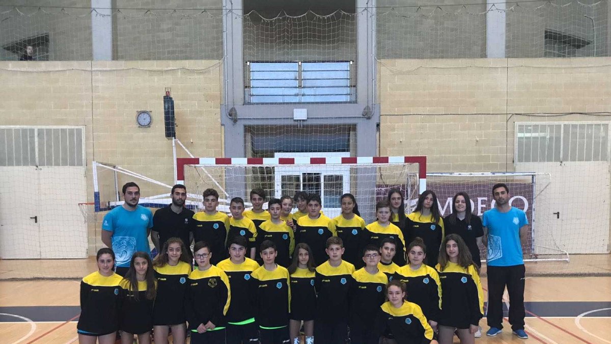 El Bahía de Almería ofreció su mejor balonmano.