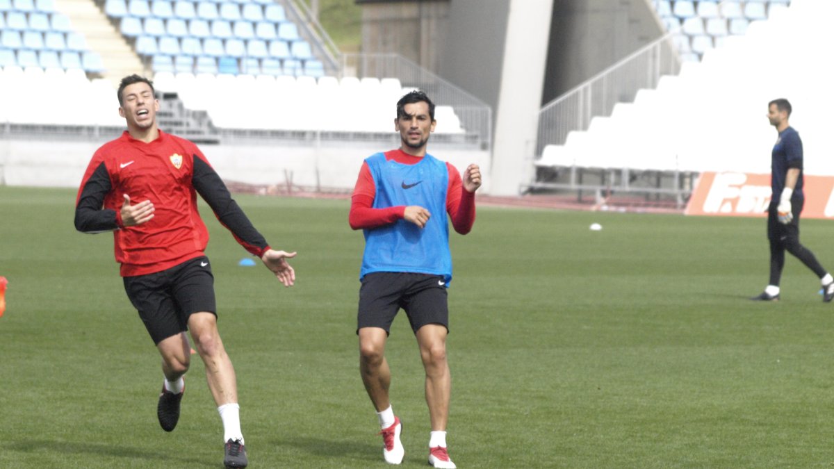Tino Costa en una jugada con Rubén Alcaraz.