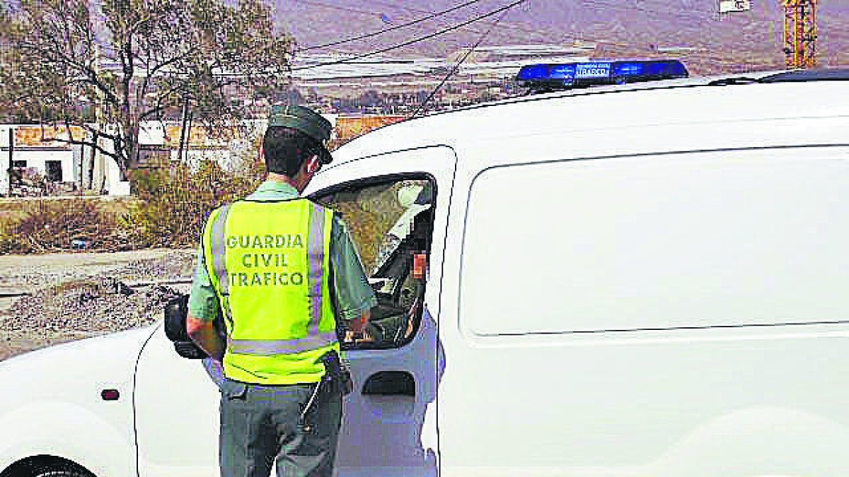 Un guardia civil realiza un control de alcoholemia en una carretera de Almería.