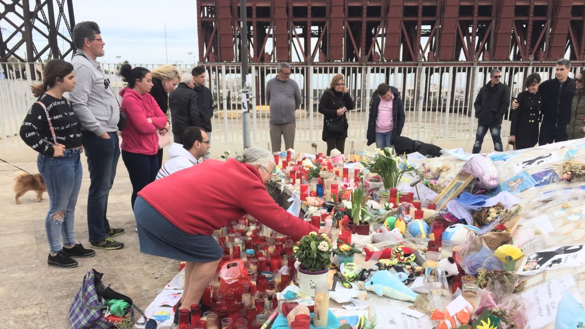 Una mujer encendía ayer por la tarde velas en el improvisado memorial erigido en La Ballena en honor al pequeño Gabriel Cruz.