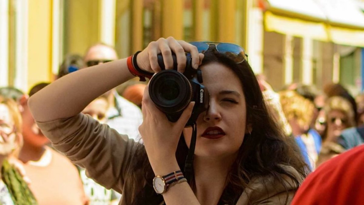 María Bascuñana realizando una fotografía.