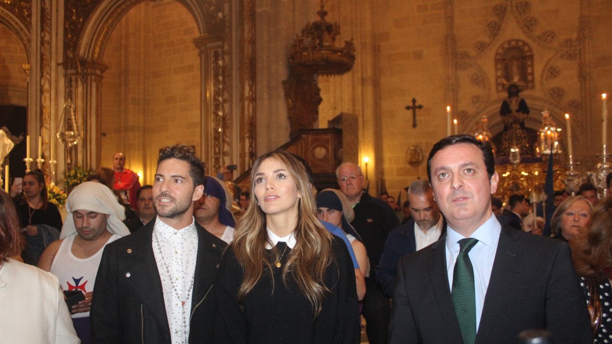 David Bisbal y Rosanna Zanetti, tras realizar la ‘levantá’ a Jesús Cautivo. En la imagen con el vicepresidente de la Diputación, Javier A. García.