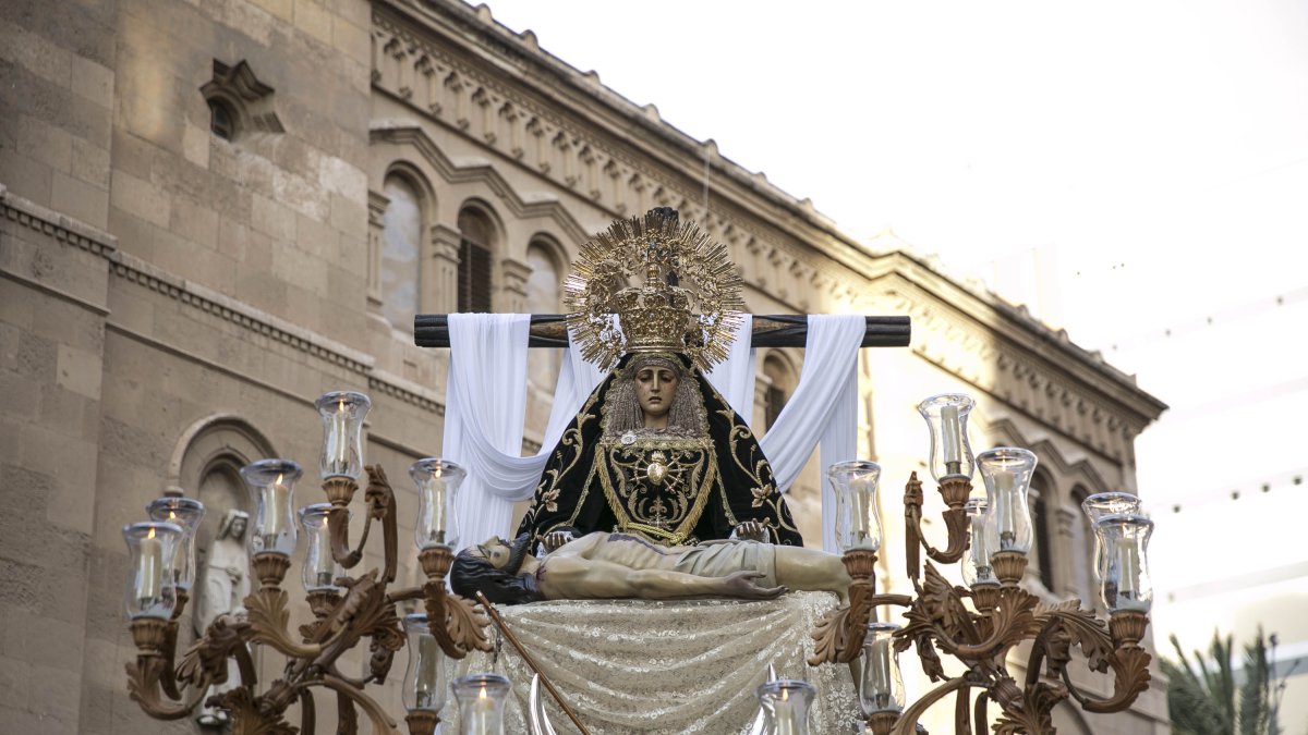 Salida de Nuestra Señora de las Angustias, con la Compañía de María de testigo.