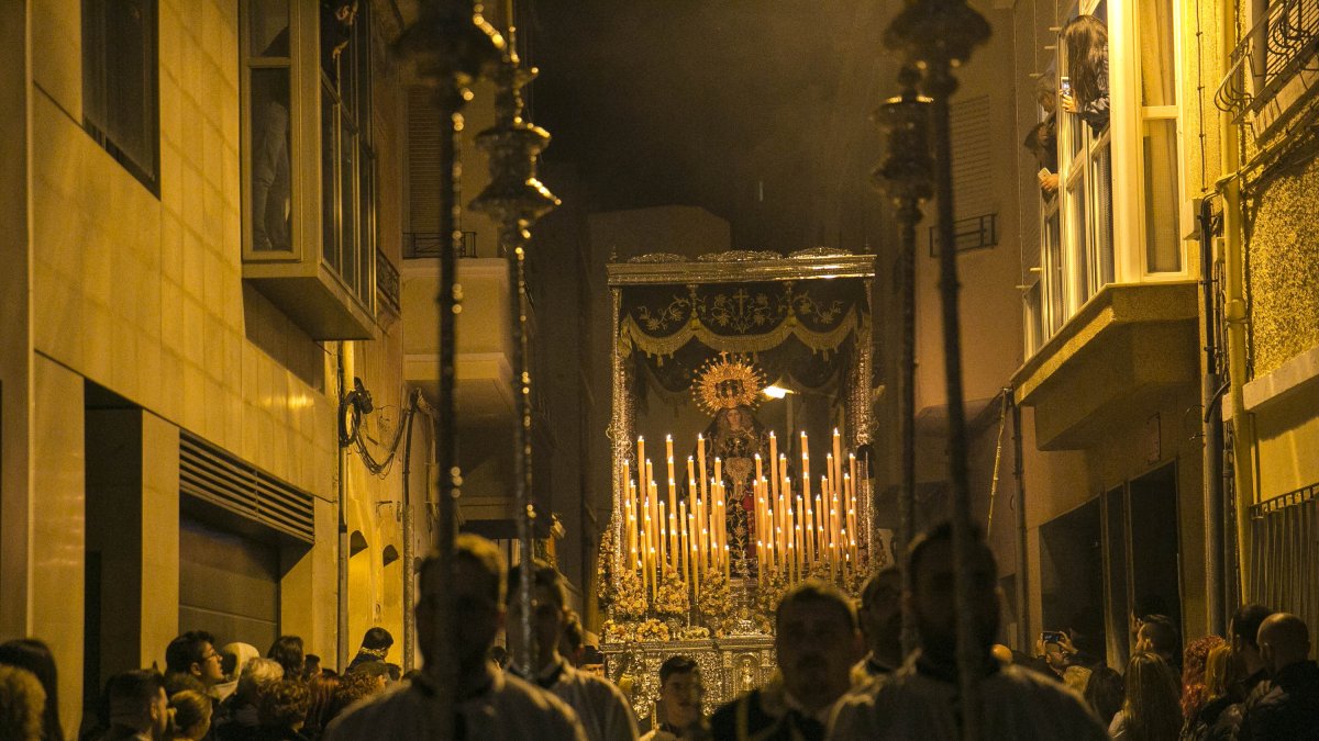 La virgen del Consuelo lució su candelería pese a las inclemencias del tiempo, que dejó una noche ventosa.