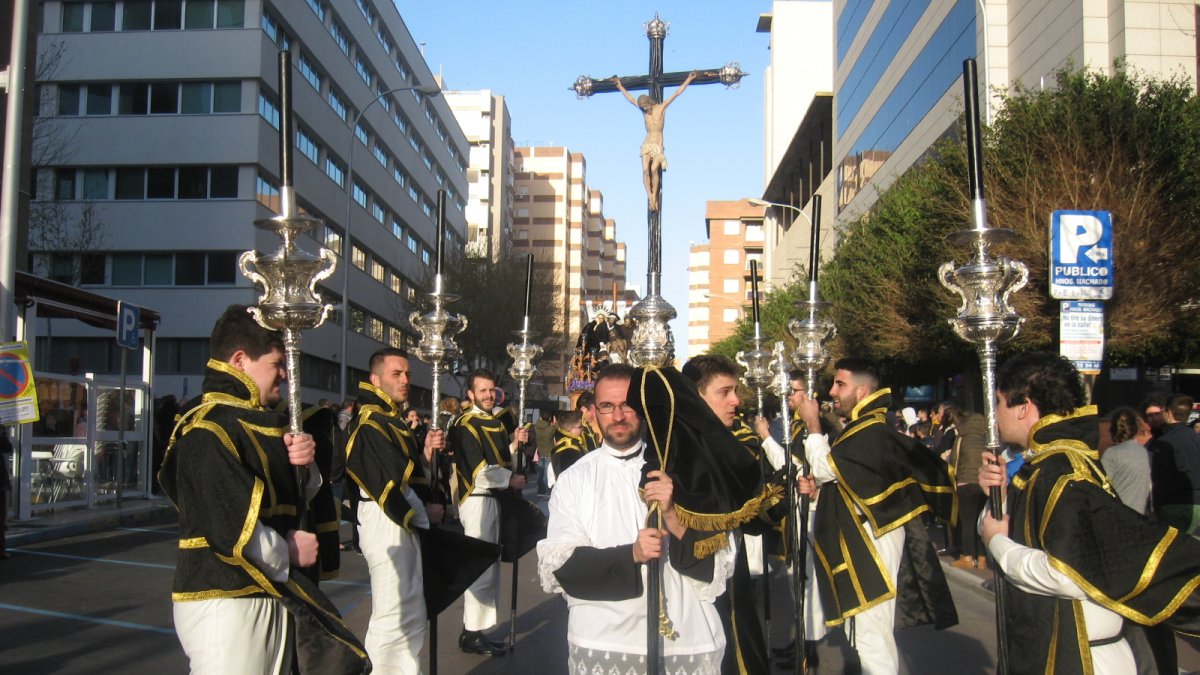 El viento se ha dejado notar con fuerza en el desfile procesional de Caridad.