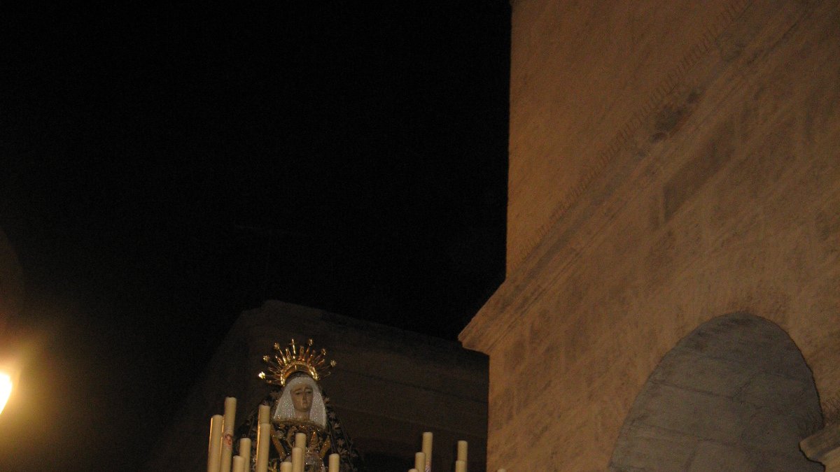 La Soledad, ante el templo.