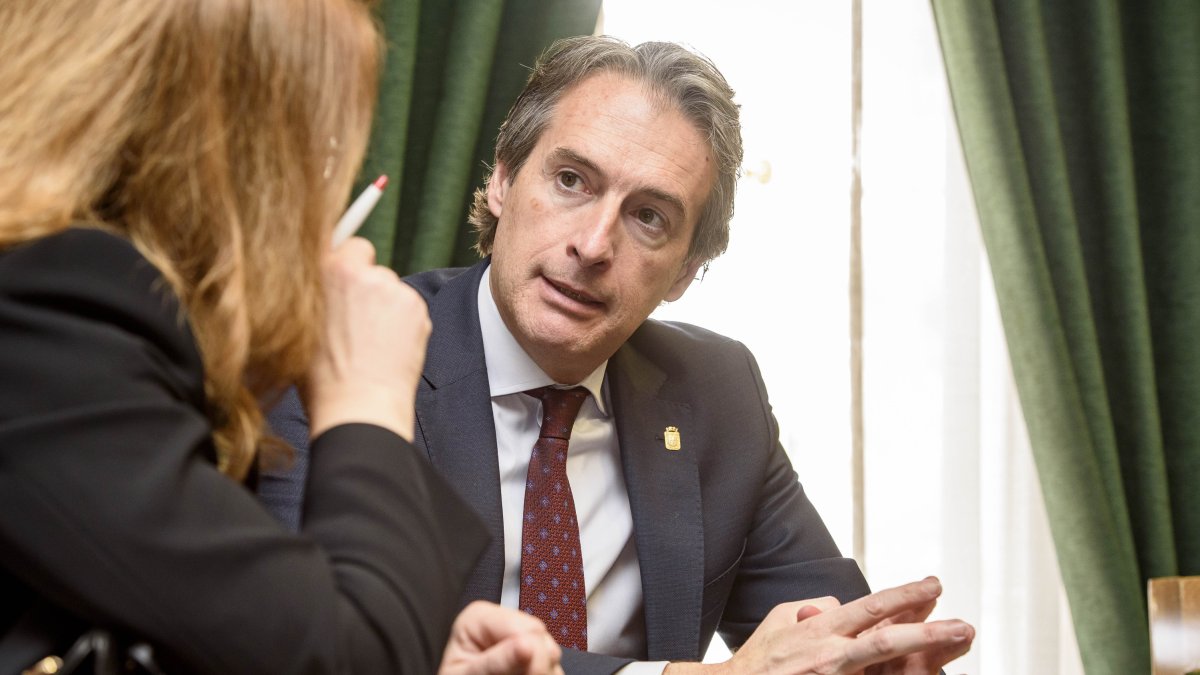 El ministro de Fomento durante un momento de la charla que mantuvo con LA VOZ tras recibir el Escudo de Oro de la Diputación.