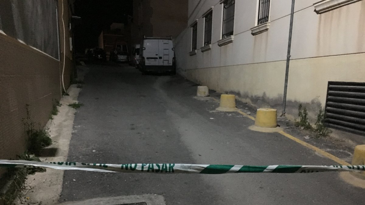 Precinto de la Guardia Civil al comienzo de la calle donde se produjeron los hechos.