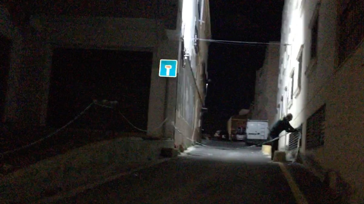 Un agente de la Guardia Civil pone un precinto en la zona acotada tras el crimen