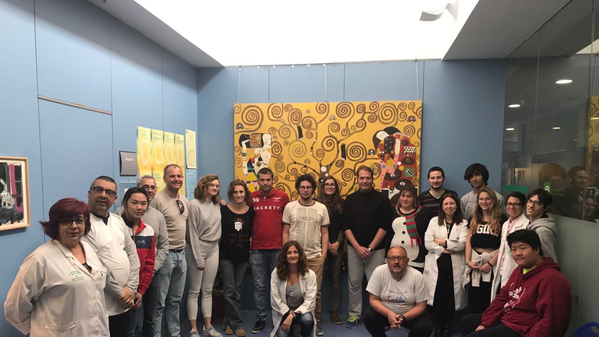 Profesionales y usuarios del Hospital La Inmaculada con alumnos del IES Albujaira.