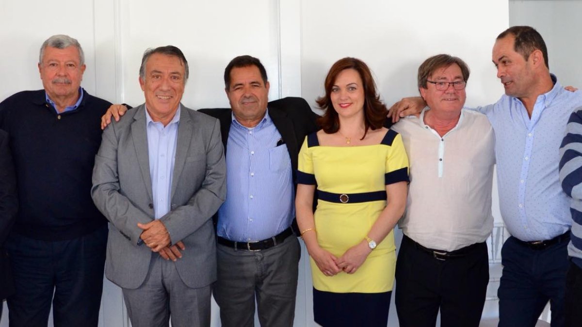 Directivos del Club Náutico Isla de San Andrés, con el presidente Francisco Hdz. Benzal (de gris), durante la celebración del XXV Día del Club.