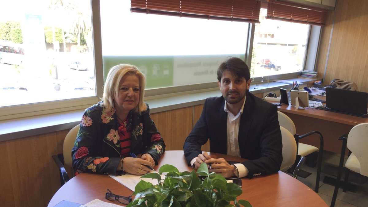 El presidente de AECHA, José Mª Morales, con la gerente del Consorcio, Clara I. Rguez.