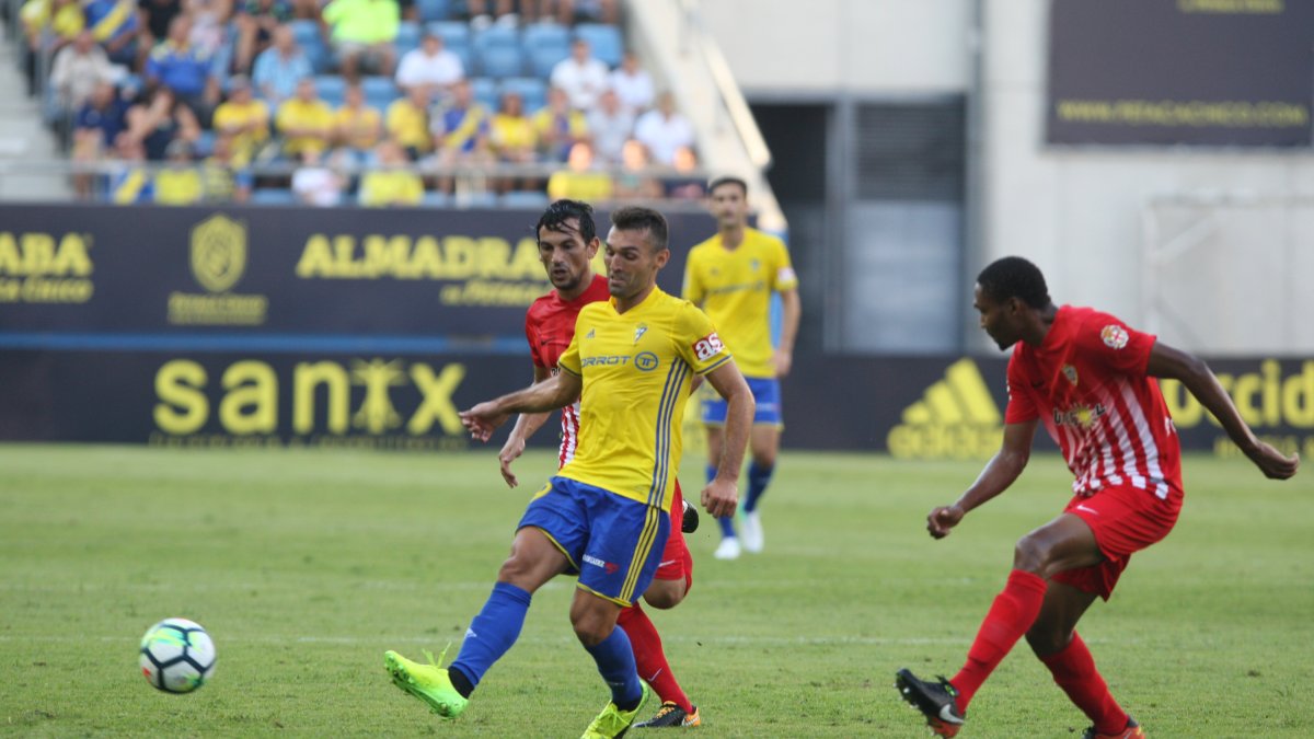 David Barral se coló entre la defensa del Almería y marcó.