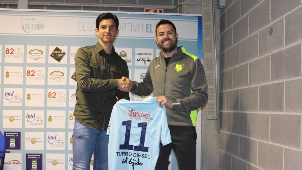 Javi Fernández presentando al nuevo jugador celeste.