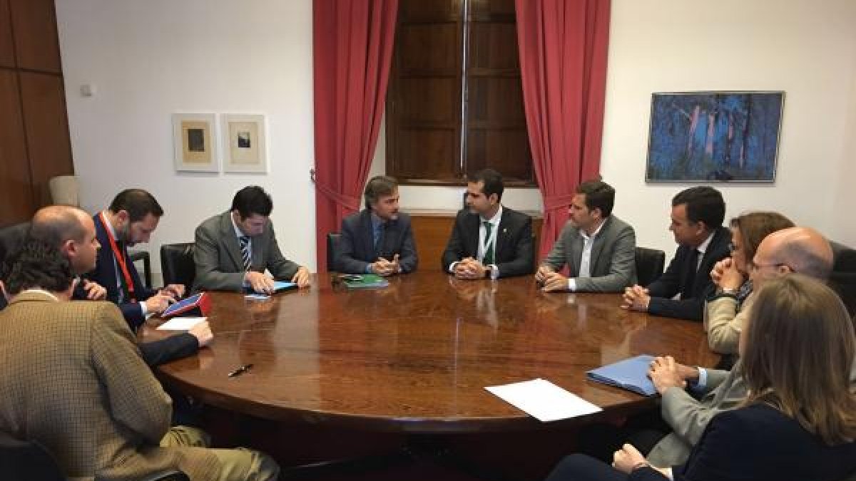 Reunión en Sevilla entre el consejero de Medio Ambiente y Ordenación del Territorio y el alcalde