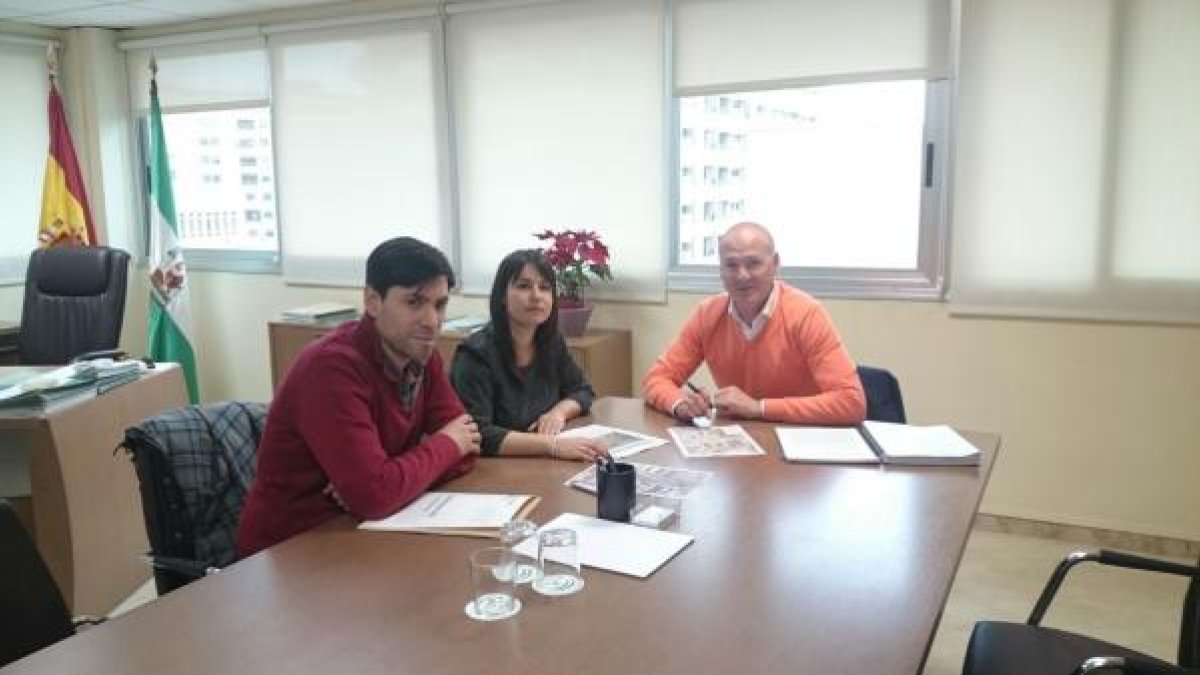 El arquitecto y la alcaldesa con el delegado de Fomento.