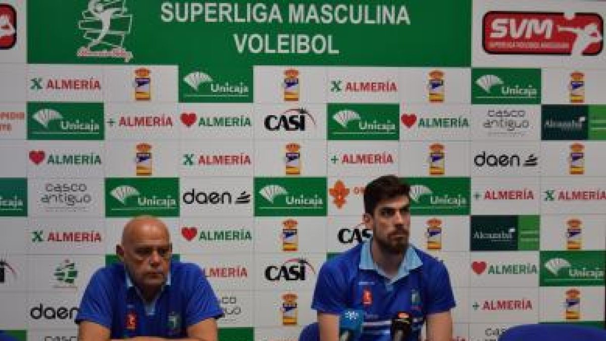 Piero y Hage en rueda de prensa.