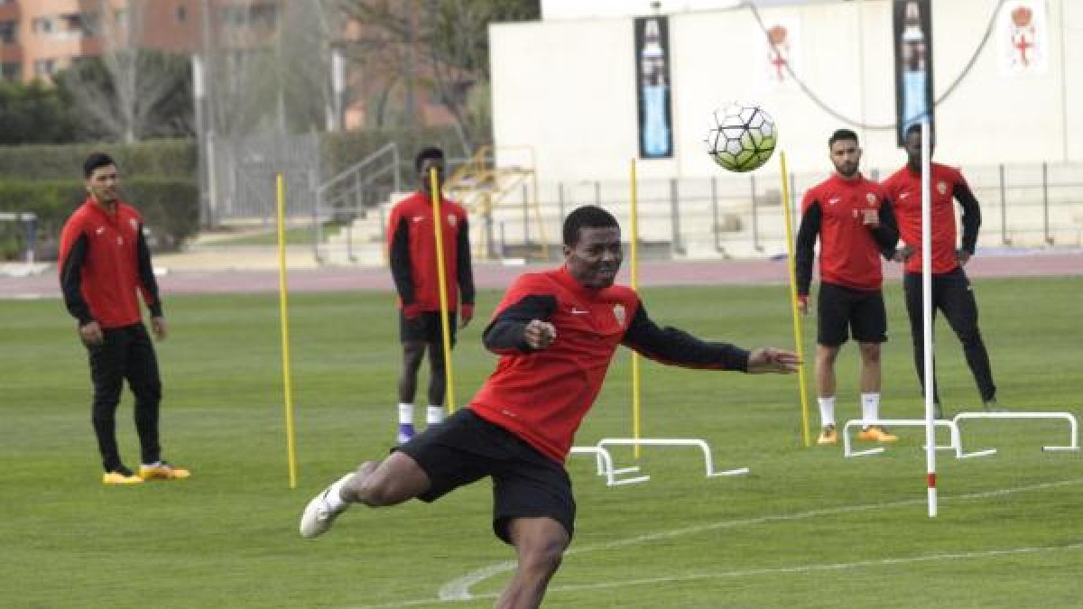 Kalu Uche entrenó con normalidad.