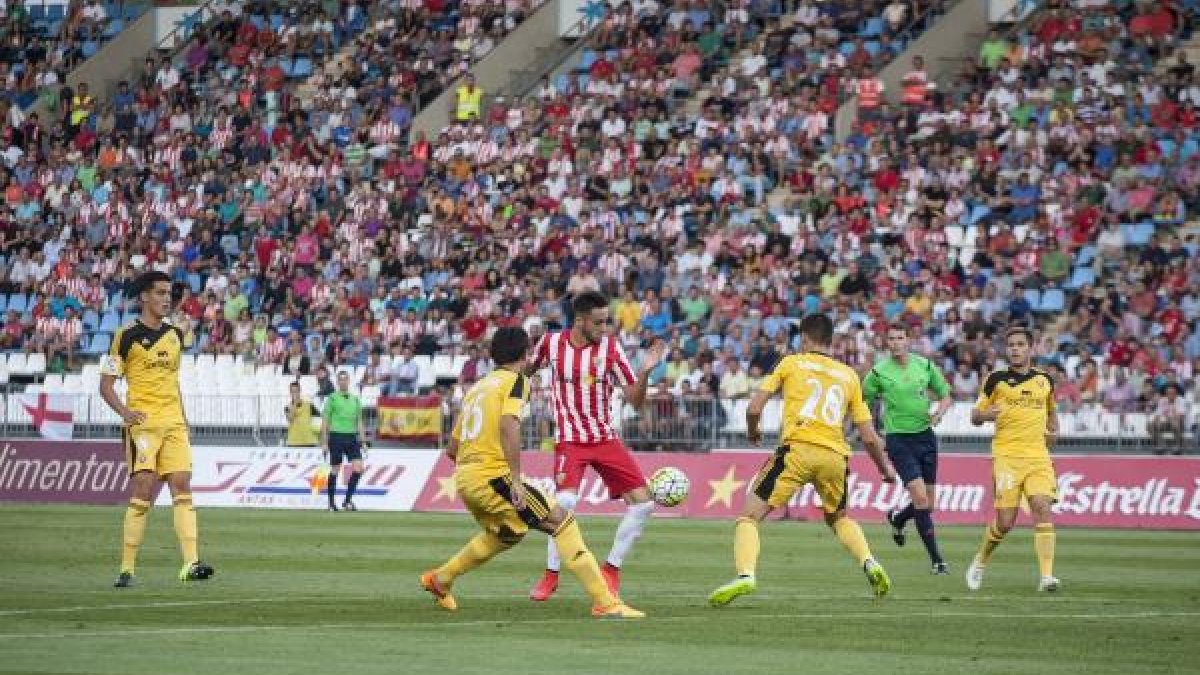 El Almería sigue los mismos derroteros que Osasuna.
