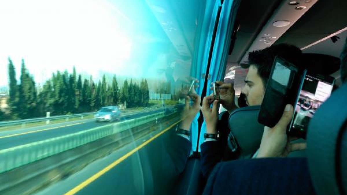Viajar a Sevilla exige hoy en día un trasbordo en autobús de Granada a Antequera (en la imagen, la expedición en el bus)