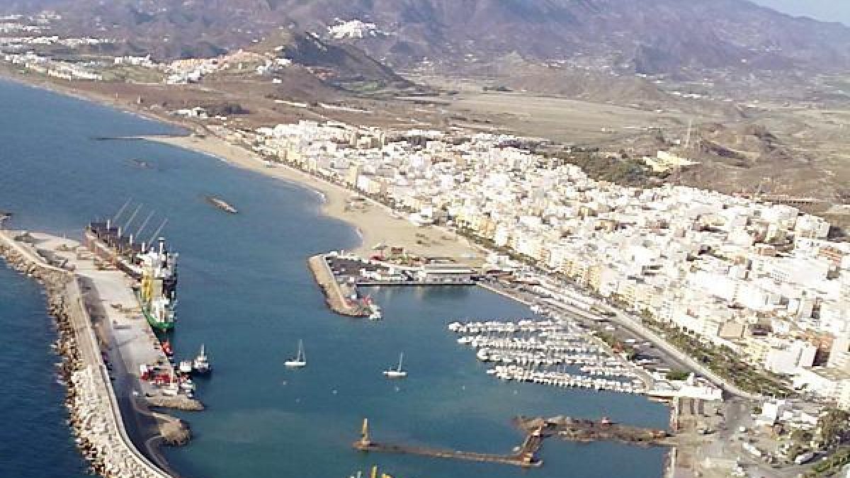 Vista aérea de Garrucha con el puerto en primer plano