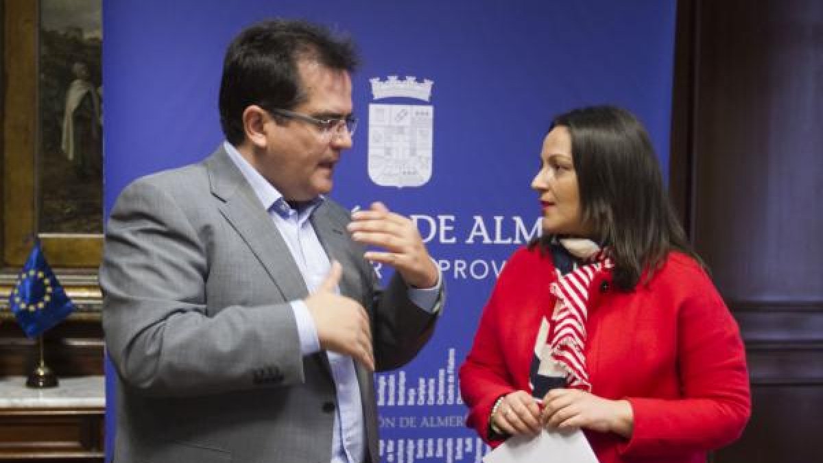 Conversación entre el diputado y la edil velezana tras la rueda de prensa.