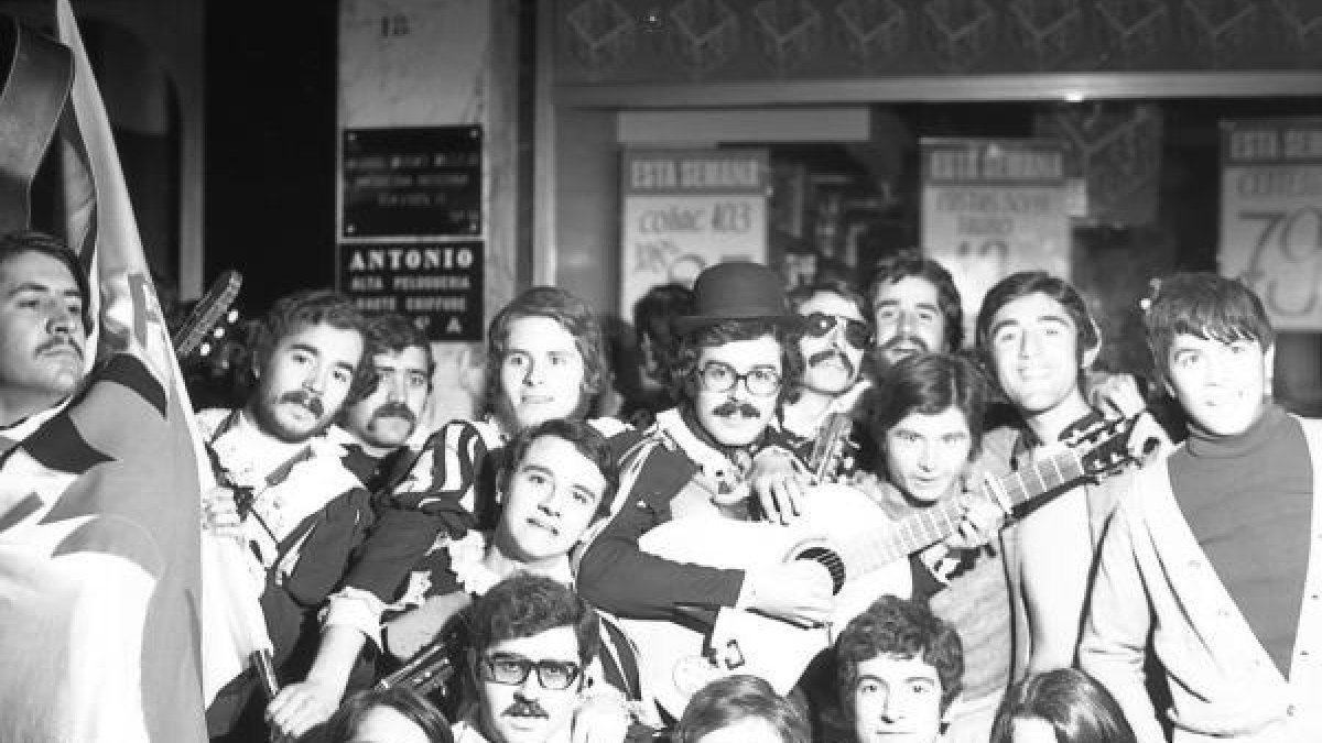 Con sombrero de hongo, el prestigioso músico almeriense Juan Rafael Muñoz, en los años en los que formó parte de la tuna del centro cultural de Oscus