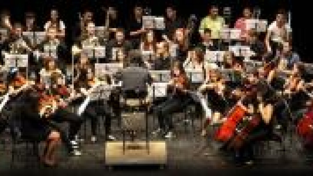 Fotografía de una orquesta del Conservatorio Profesional de El Ejido.