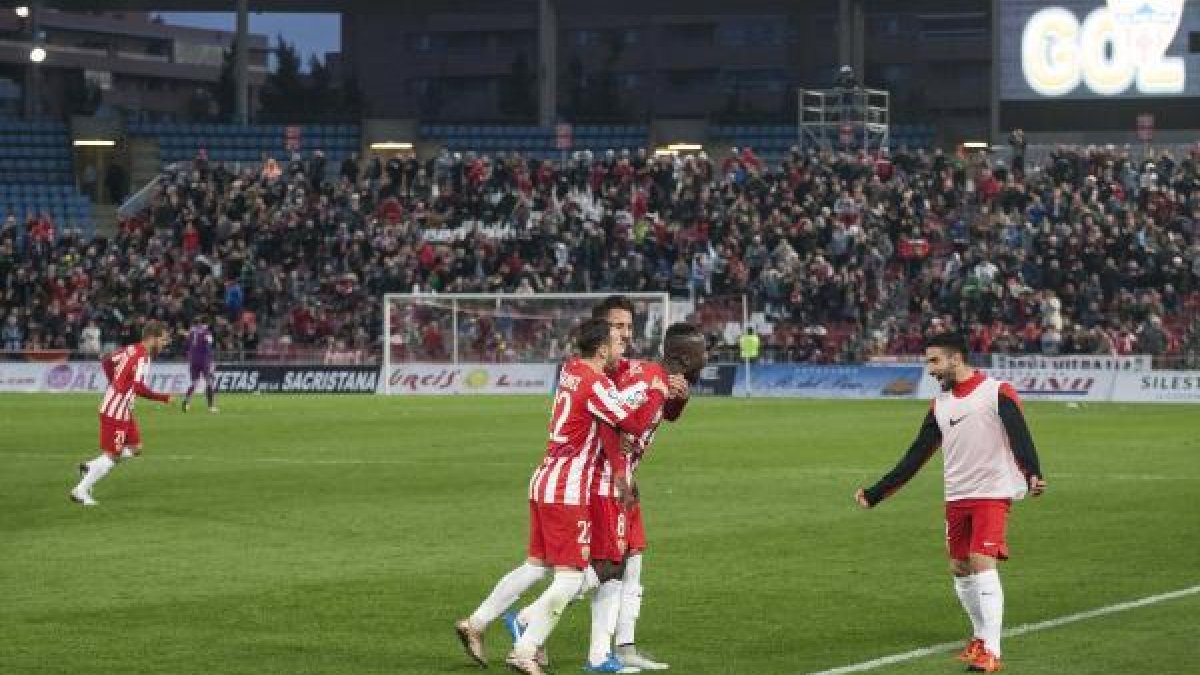 Los jugadores del Almería celebran el gol de Fatau.