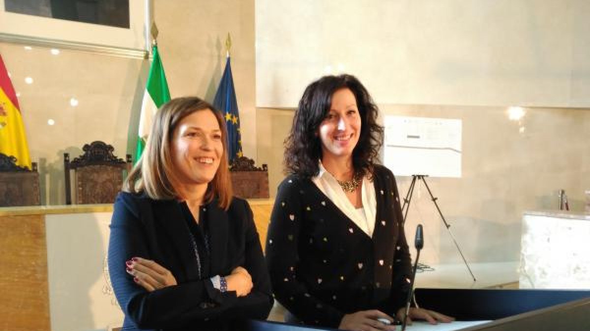 Ana Martínez Labella, concejal de Cultura y María Vázquez, portavoz municipal