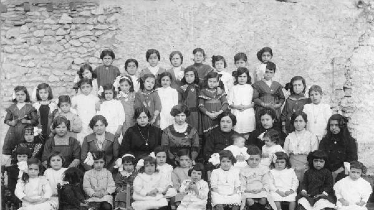 Candelaria Murcia, en el centro de la fotografía, luciendo una condecoración académica en el pecho.