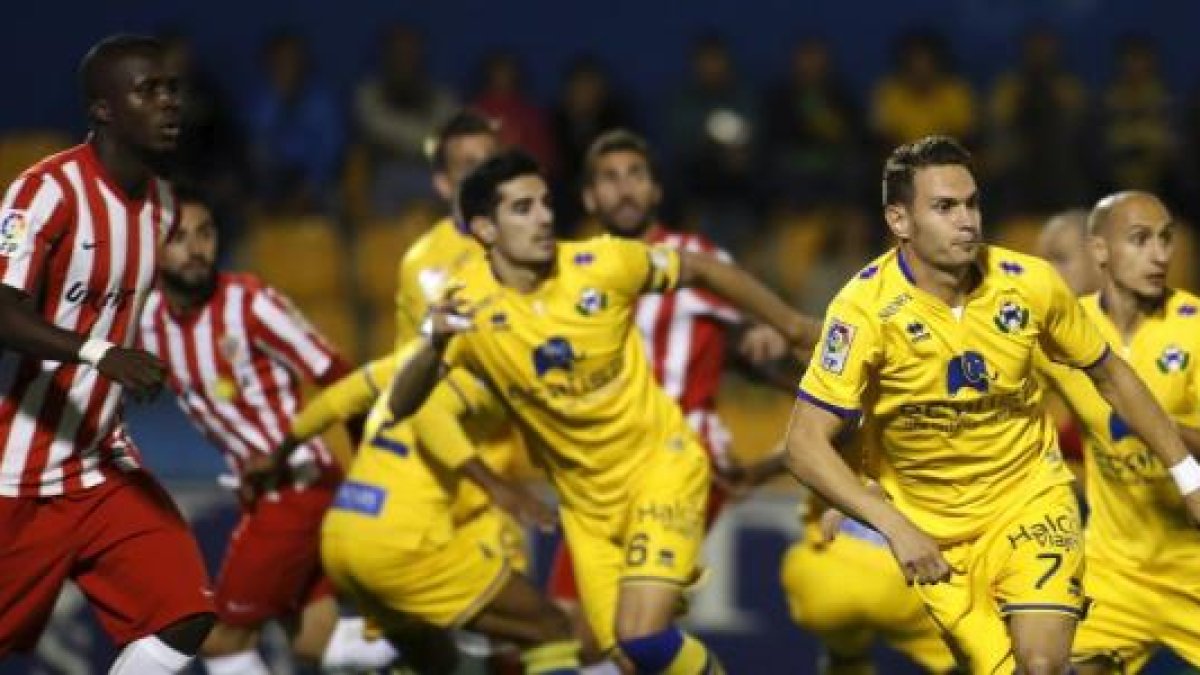 El Almería-Alcorcón será de alta tensión.