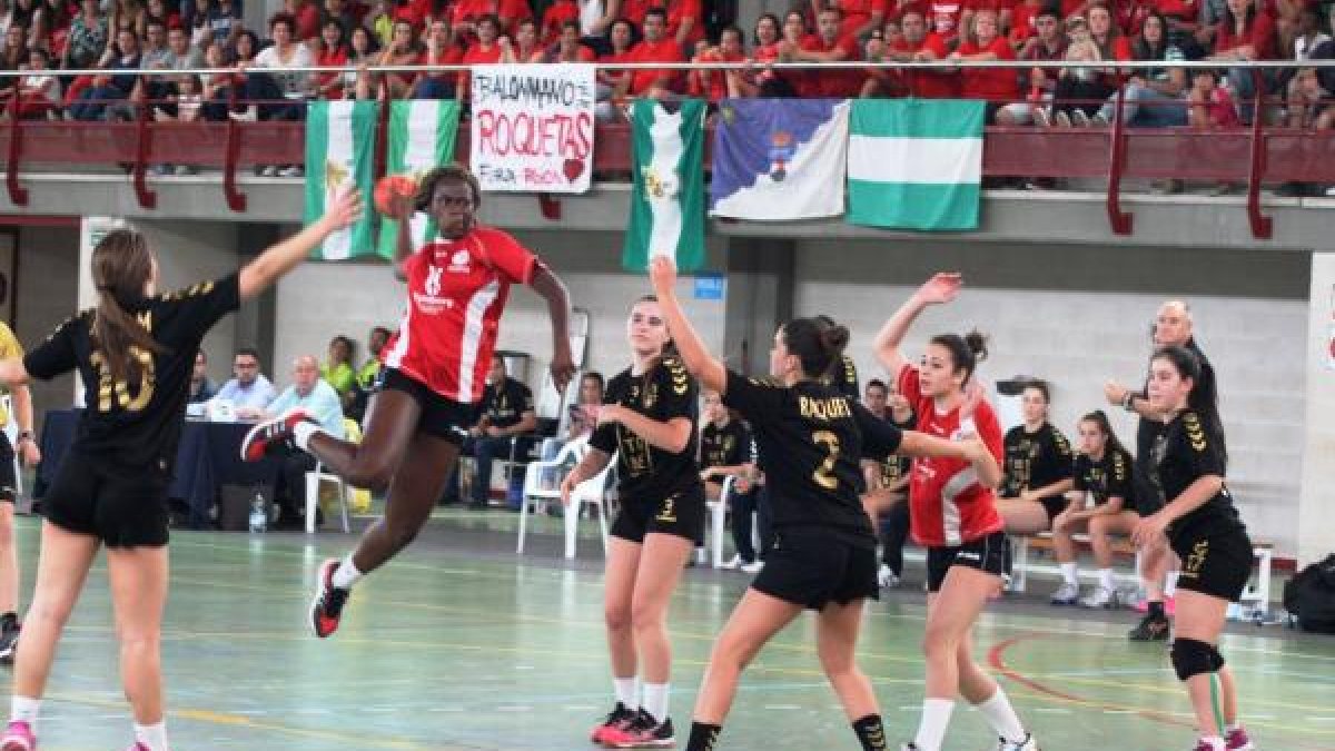 María Gomes ejecutando el lanzamiento.
