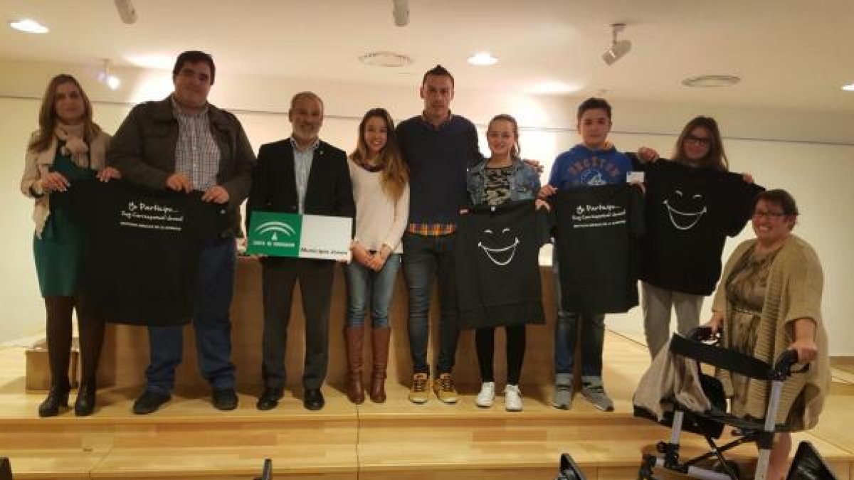 El acto de entrega de la placa se ha llevado a cabo en el Centro de Información Juvenil de Vera.