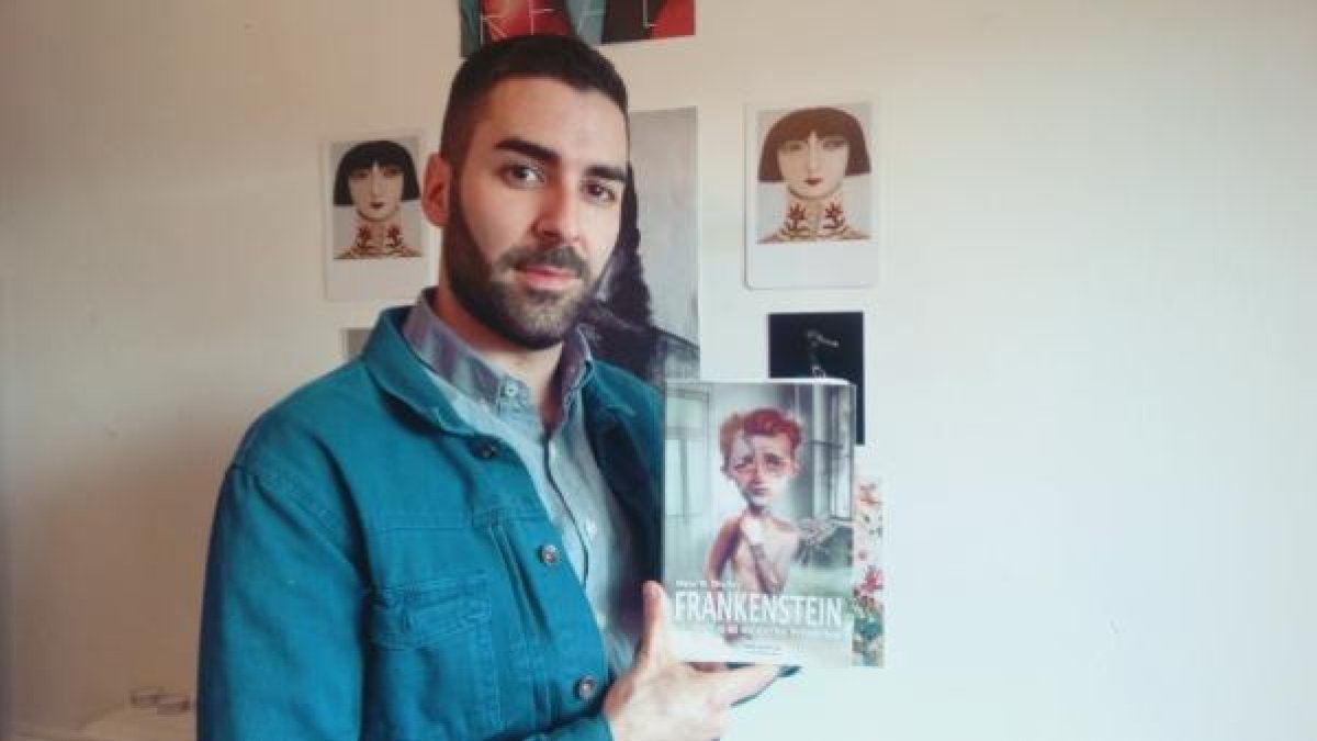 Antonio Lorente muestra la portada de ‘Frankenstein o el moderno Prometeo’.