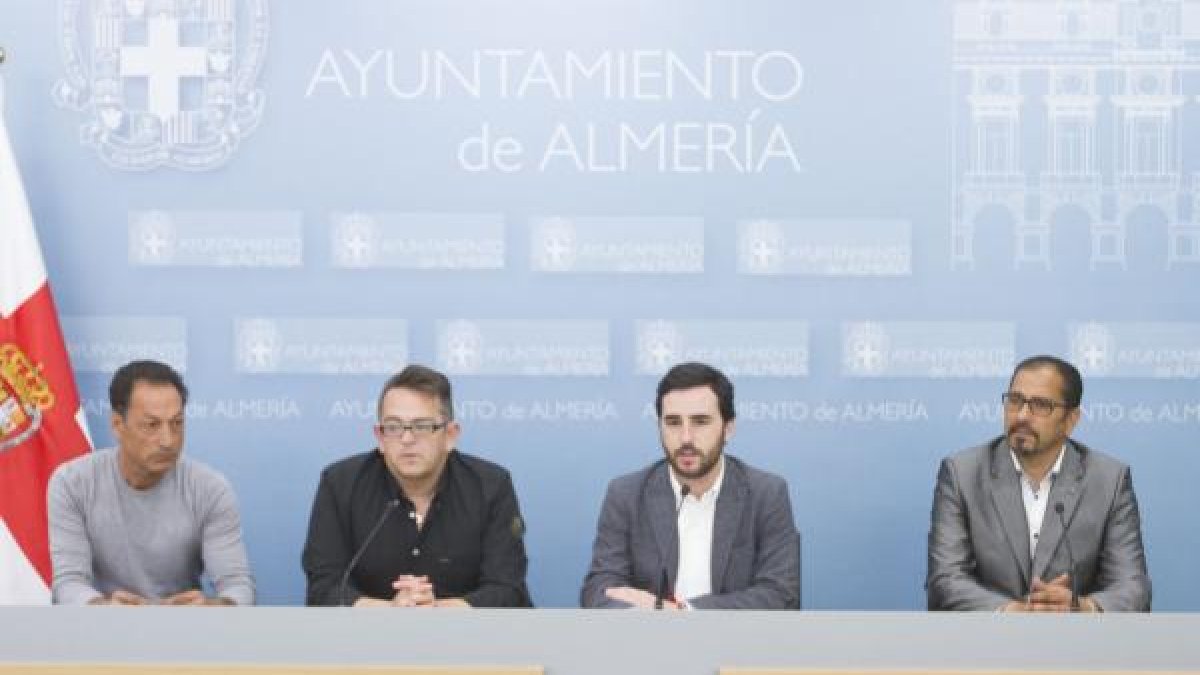 Representantes de la FECOAM y el concejal del área, Carlos Sánchez