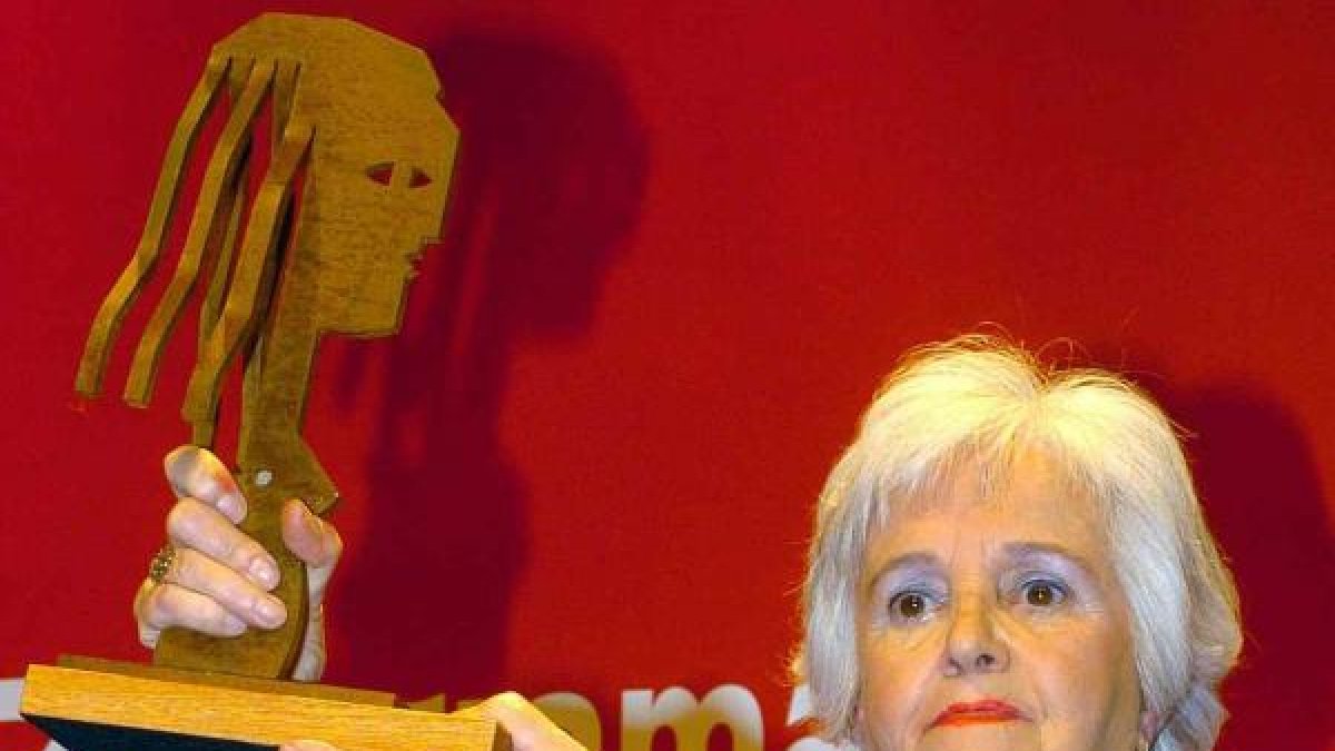 Chus Lampreave, con el premio homenaje de la revista Fotogramas en 2005.