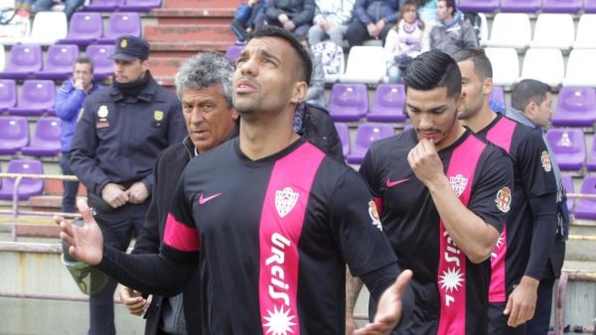 Michel orando y Goro mirando.