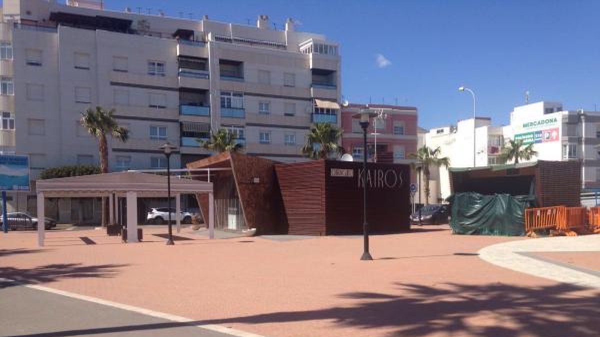 Vista del chiringuito Kairos, propiedad del Ayuntamiento y puesto a la venta por el sobrino del alcalde.