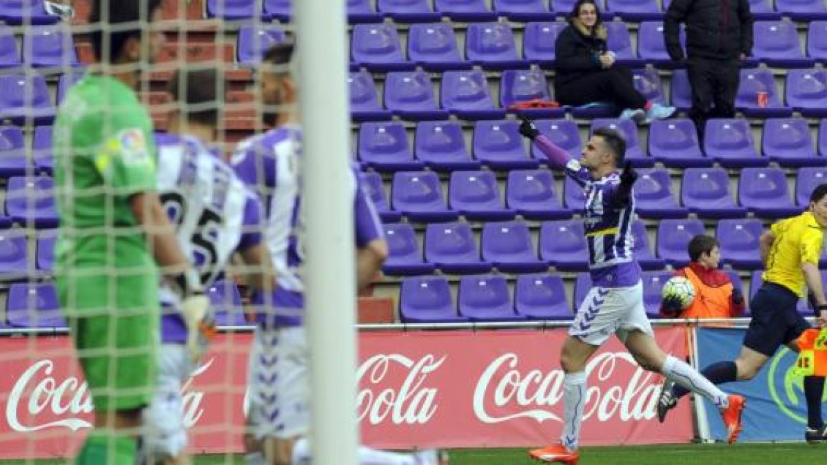 Juan Villar celebrando el gol del empate ante el Almería.
