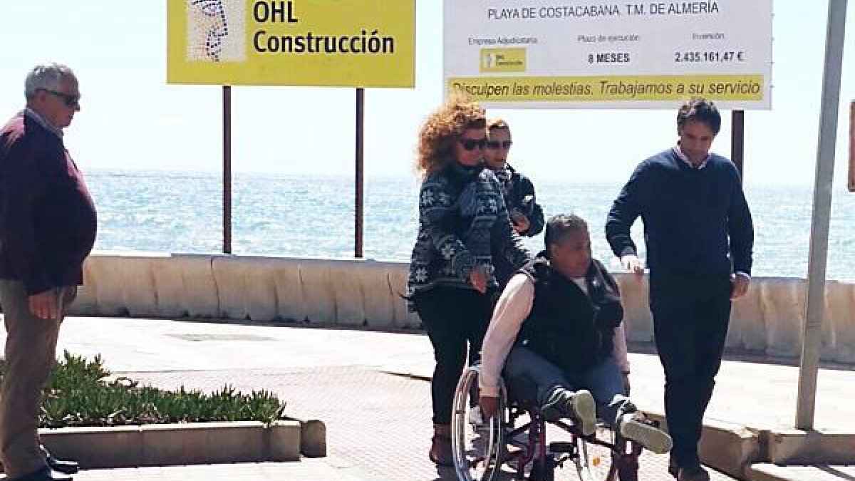 Recorrido por una de las rampas que no están a cota cero en el paseo marítimo.