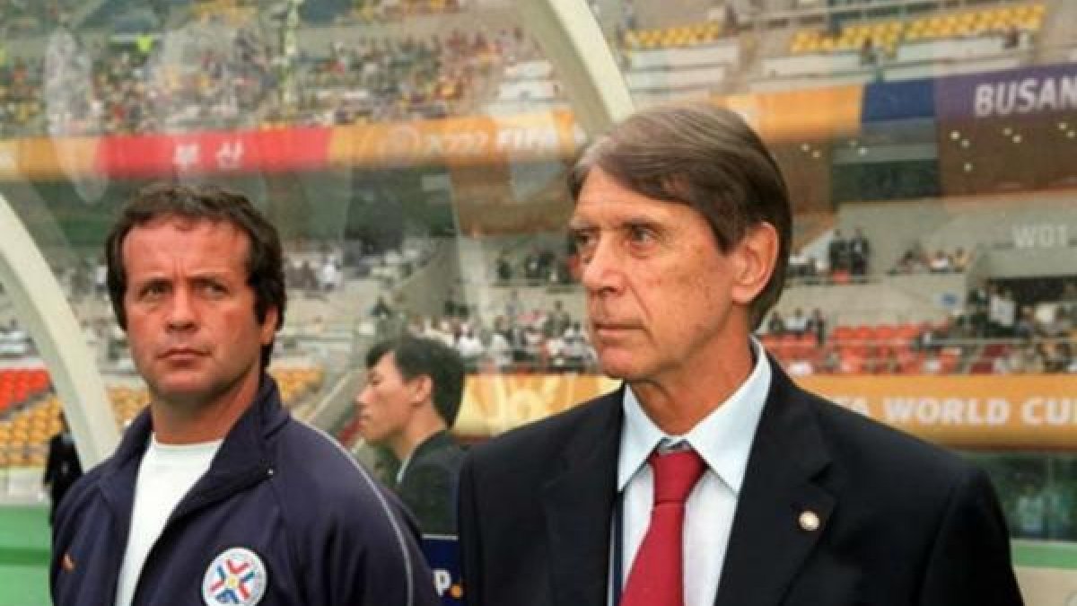 Maldini en el banquillo de Italia.