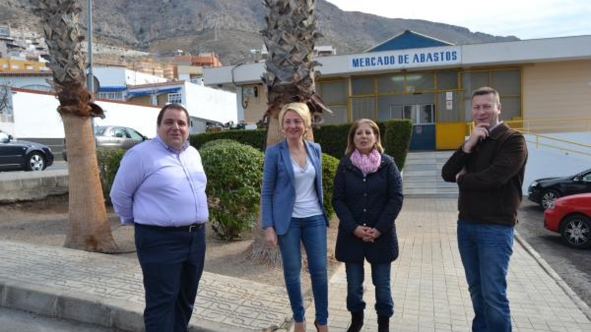 El mercado de Aguadulce fue visitado por la teniente alcalde, Eloísa Cabrera.