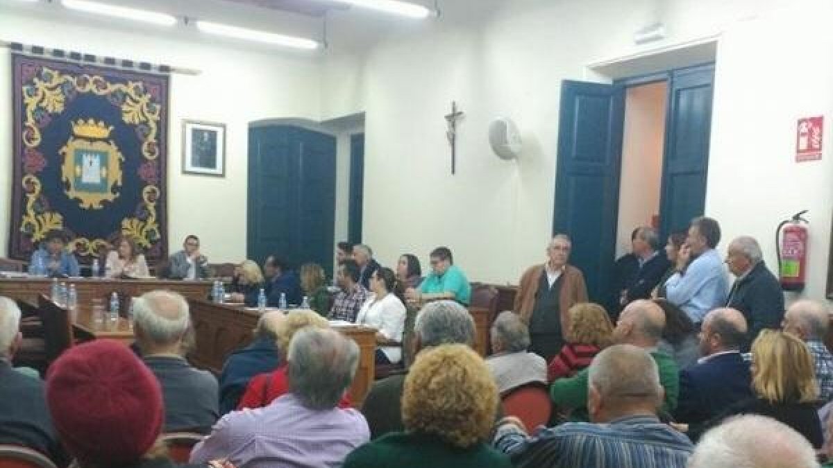 El equipo de Gobierno actual ha abierto el salón de plenos a los vecinos.