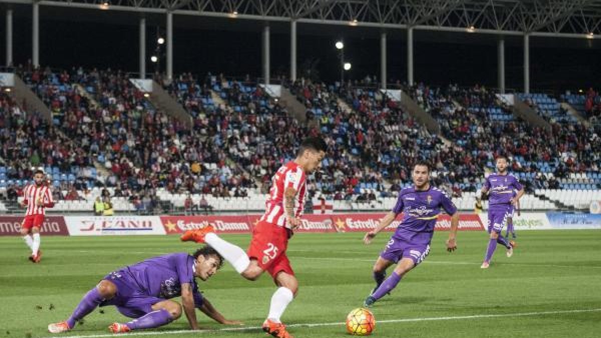 Una jugada del partido de la primera vuelta.