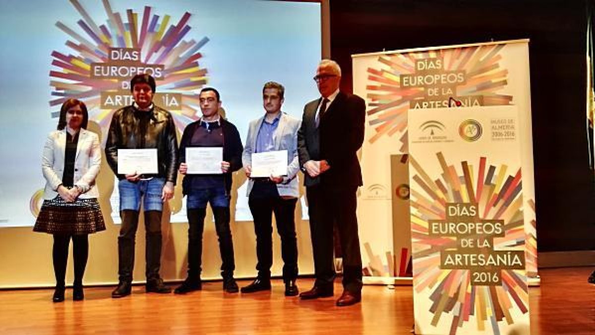 El consejero con los artesanos galardonados